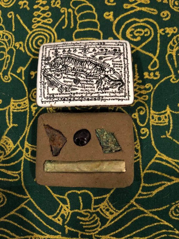 Phép giàu có và bất khả xâm phạm Amulet Tiger